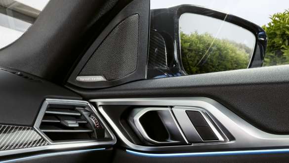 BMW M IconicSounds Electric<b> </b>BMW i4 M50 G26 2021, салон, дверь с динамиком BMW M IconicSounds Electric<b> </b>BMW i4 M50 G26 2021, салон, дверь с динамиком