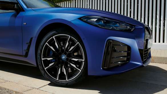 Адаптивная подвеска M BMW i4 M50 G26 2021 Адаптивная подвеска M BMW i4 M50 G26 2021 "Морозный Синий Портимау металлик" BMW Individual, вид спереди крупным планом