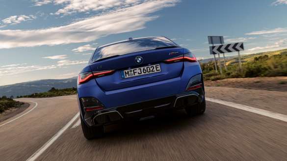 Силовая установка BMW i4 M50 G26 2021 Силовая установка BMW i4 M50 G26 2021 "Морозный Синий Портимау металлик" BMW Individual, вид сзади в движении