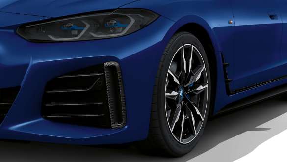 Аэродинамический пакет М BMW i4 M50 G26 2021 Аэродинамический пакет М BMW i4 M50 G26 2021 "Морозный Синий Портимау металлик" BMW Individual, воздушная шторка крупным планом