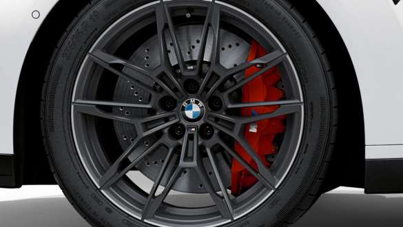 Составная тормозная система M с суппортами красного цвета BMW M3 Competition G80 2020 BMW M3 Competition G80 2020, составная тормозная система M с суппортами красного цвета, колесо крупным планом