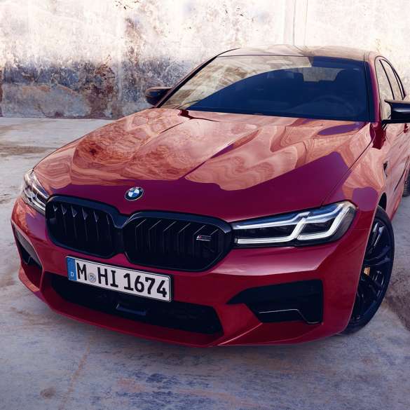Дизайн M BMW M5 Competition F90 LCI Facelift 2020, вид спереди в три четверти Дизайн M BMW M5 Competition F90 LCI Facelift 2020, BMW Individual "Красный Имола", вид спереди в три четверти