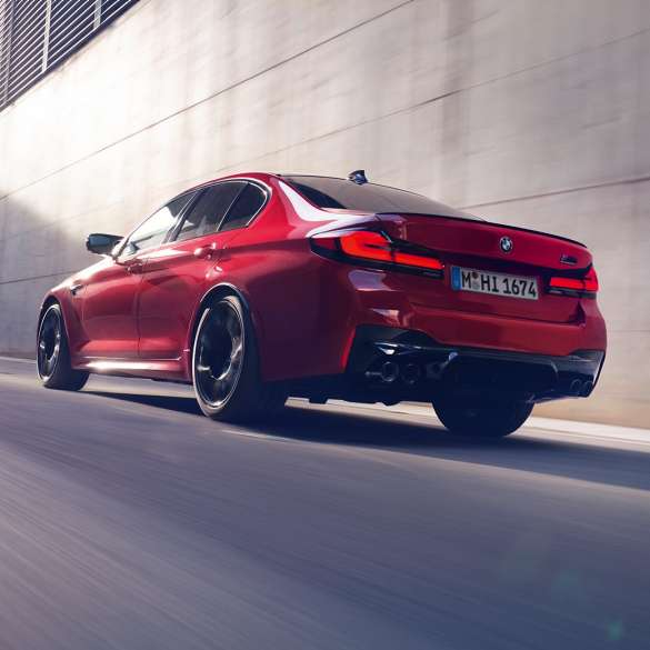 BMW M5 Competition F90 LCI Facelift 2020, вид сзади в три четверти BMW M5 Competition F90 LCI Facelift 2020, BMW Individual "Красный Имола", вид сзади в три четверти, в движении
