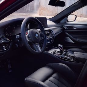 BMW M5 Competition F90 LCI Facelift 2020, кокпит BMW M5 Competition F90 LCI Facelift 2020, кокпит с открытой дверью