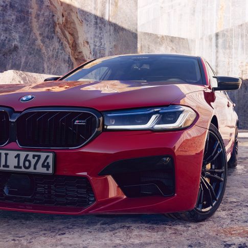 Лазерные фары BMW M5 Competition F90 LCI Facelift 2020, крупный план Лазерные фары BMW M5 Competition F90 LCI Facelift 2020, BMW Individual "Красный Имола", крупный план