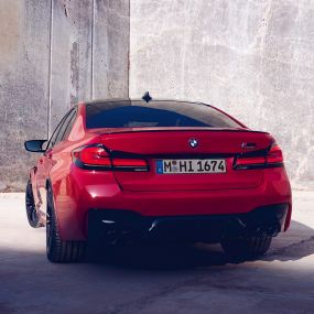 Задние фонари BMW M5 Competition F90 LCI Facelift 2020 Задние фонари BMW M5 Competition F90 LCI Facelift 2020, BMW Individual "Красный Имола", вид сзади