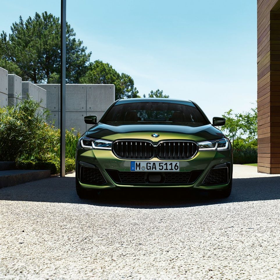 Передняя часть с новой решеткой радиатора, BMW M550i xDrive G30 LCI Facelift 2020 передняя часть с новой решеткой радиатора, BMW M550i xDrive G30 LCI Facelift 2020, BMW Individual "Зеленый Эрмес металлик", вид спереди