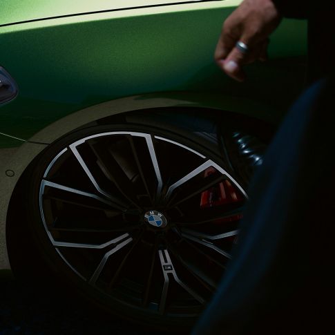 20" легкосплавные диски M с тормозами M Sport красного цвета BMW M550i xDrive Sedan G30 LCI Facelift 2020 20" легкосплавные диски M с тормозами M Sport красного цвета BMW M550i xDrive Sedan G30 LCI Facelift 2020