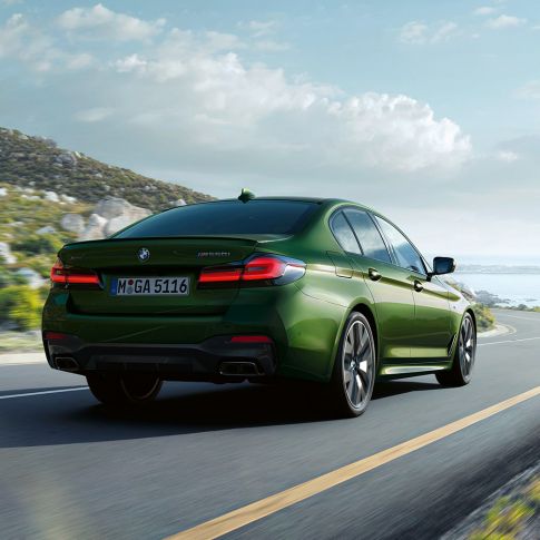 BMW M550i xDrive G30 LCI Facelift 2020, вид сзади BMW M550i xDrive G30 LCI Facelift 2020, BMW Individual "Зеленый Эрмес металлик", на автомагистрали, вид сзади