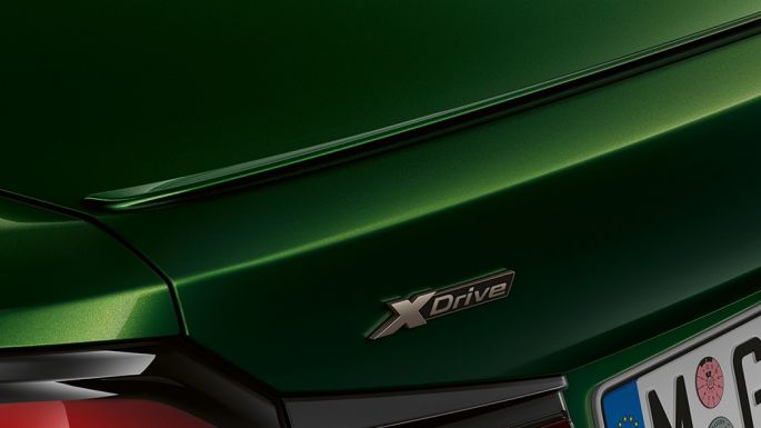 Задний спойлер BMW M550i xDrive G30 LCI Facelift 2020, вид сзади крупным планом Задний спойлер BMW M550i xDrive G30 LCI Facelift 2020, BMW Individual "Зеленый Эрмес металлик", вид сзади крупным планом