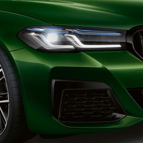 Фары и фонари BMW Individual Shadow Line BMW M550i xDrive G30 LCI Facelift 2020 Фары и фонари BMW Individual Shadow Line BMW M550i xDrive G30 LCI Facelift 2020, BMW Individual "Зеленый Эрмес металлик", вид спереди крупным планом