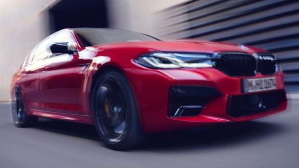 BMW M5 Competition с системой M xDrive F90 LCI Facelift 2020, вид спереди в три четверти, в движении BMW M5 Competition с системой M xDrive F90 LCI Facelift 2020, вид спереди в три четверти, в движении