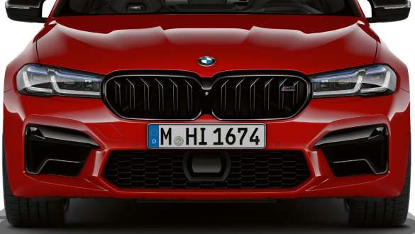 Двойная решетка радиатора M цвета "Глянцевый Черный" BMW M5 Competition F90 LCI Facelift 2020, вид спереди Двойная решетка радиатора M цвета "Глянцевый Черный" BMW M5 Competition F90 LCI Facelift 2020, BMW Individual "Красный Имола", вид спереди