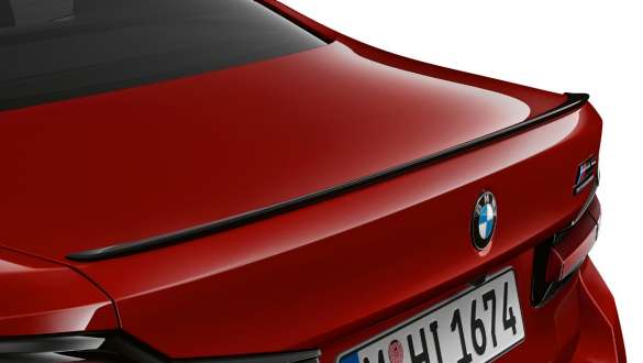 Задний спойлер M цвета "Глянцевый Черный" BMW M5 Competition F90 LCI Facelift 2020, крупный план Задний спойлер M цвета "Глянцевый Черный" BMW M5 Competition F90LCI Facelift 2020, BMW Individual "Красный Имола", крупный план