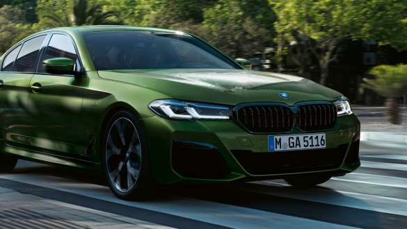 BMW M550i xDrive с адаптивной подвеской M G30 LCI Facelift 2020, вид спереди в три четверти, в движении BMW M550i xDrive с адаптивной подвеской М G30 LCI Facelift 2020, BMW Individual "Зеленый Эрмес металлик", вид спереди в три четверти, в движении