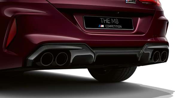 Спортивная система выпуска M модели BMW M8 Competition Gran Coupe BMW M8 Competition Gran Coupe F93 2020 МГ цвета Аметрин металлик из линейки BMW Individual, спортивная система выпуска М, вид сзади крупным планом