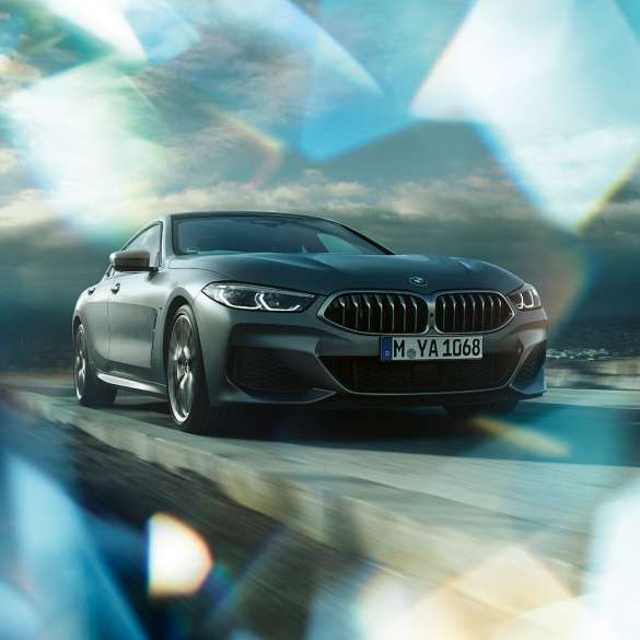 BMW M850i xDrive Gran Coupe, вид спереди с поворотом в три четверти G16 BMW M850i xDrive Gran Coupe G16 2019 МГ цвета Серебристо-синий Камень (металлик) из линейки BMW Individual, вид спереди с поворотом в три четверти
