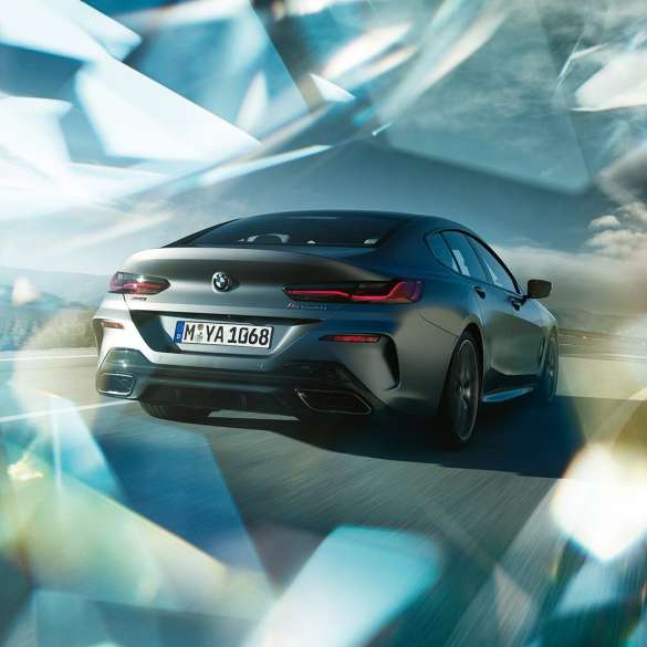 BMW M850i xDrive Gran Coupe, вид сзади с поворотом в три четверти G16 BMW M850i xDrive Gran Coupe G16 2019 МГ цвета Серебристо-синий Камень (металлик) из линейки BMW Individual, вид сзади с поворотом в три четверти