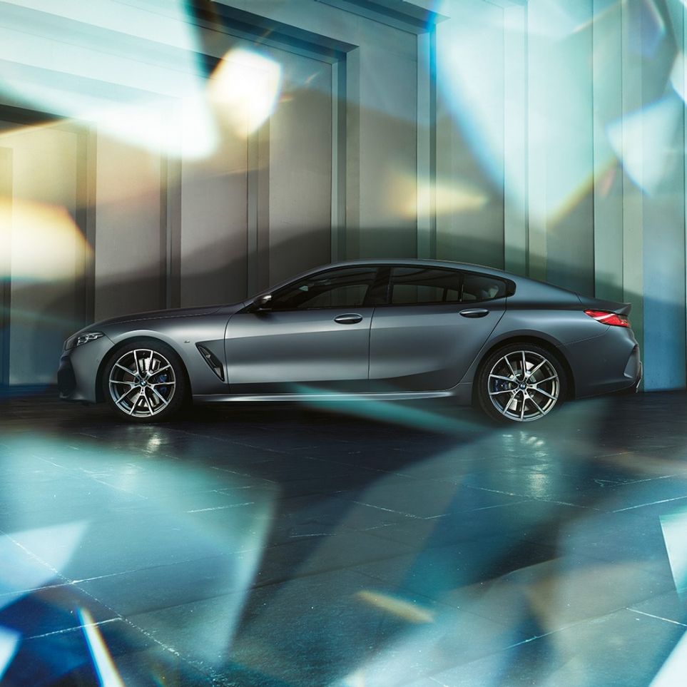 Купеобразный силуэт BMW M850i xDrive Gran Coupe G16 Купеобразный силуэт BMW M850i xDrive Gran Coupe G16 2019 МГ цвета Серебристо-синий Камень (металлик) из линейки BMW Individual, вид сбоку