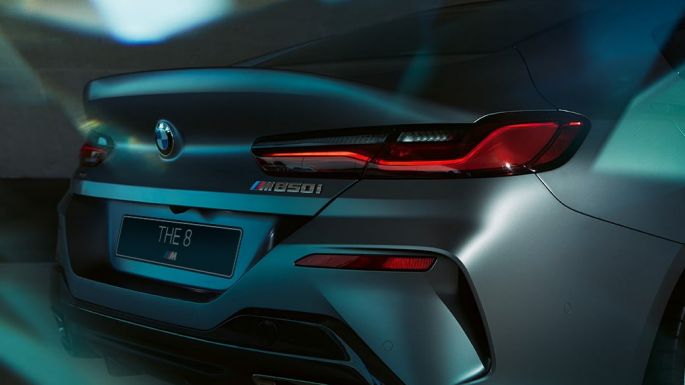 BMW M850i xDrive Gran Coupe, вид сзади крупным планом G16 BMW M850i xDrive Gran Coupe G16 2019 МГ цвета Серебристо-синий Камень (металлик) из линейки BMW Individual, вид сзади крупным планом