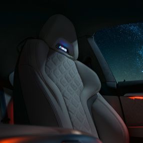 Спортивные сиденья M с эмблемой M8 в модели BMW M8 Competition Gran Coupe F93 Спортивные сиденья M с эмблемой M8 в модели BMW M8 Competition Gran Coupe F93 2020 МГ, интерьер
