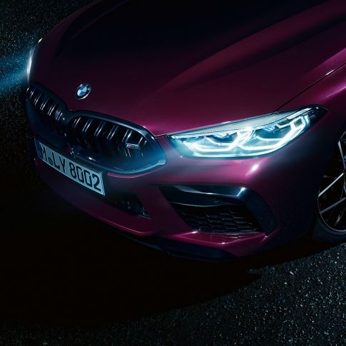 BMW M8 Competition Gran Coupe, вид спереди сбоку крупным планом F93 BMW M8 Competition Gran Coupe F93 2020 МГ цвета Аметрин металлик из линейки BMW Individual, лазерные фары BMW Laserlight, вид спереди сбоку крупным планом