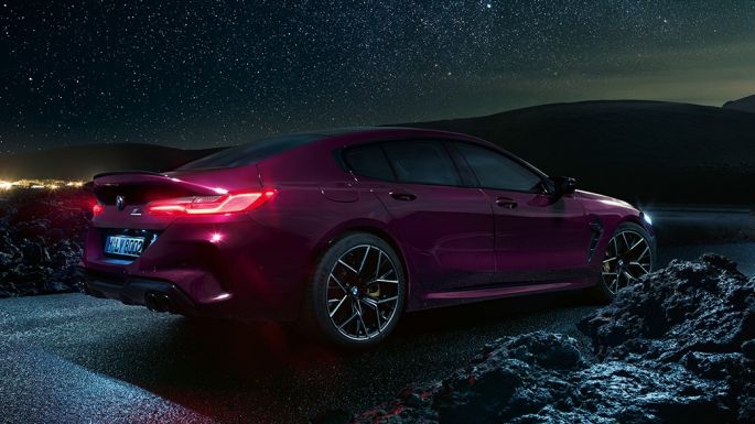 BMW M8 Competition Gran Coupe, вид сзади сбоку с поворотом в три четверти F93 BMW M8 Competition Gran Coupe F93 2020 МГ цвета Аметрин металлик из линейки BMW Individual, вид сзади сбоку с поворотом в три четверти