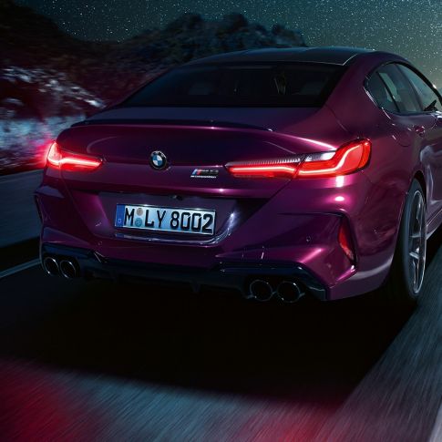BMW M8 Competition Gran Coupe, вид сзади крупным планом F93 BMW M8 Competition Gran Coupe F93 2020 МГ цвета Аметрин металлик из линейки BMW Individual, вид сзади крупным планом