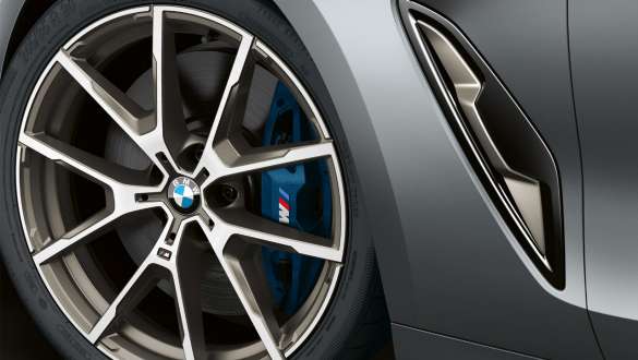 Спортивные тормоза M модели BMW M850i xDrive Gran Coupe G16 Спортивные тормоза М модели BMW M850i xDrive Gran Coupe G16 2019 МГ цвета Серебристый Камень (металлик) из линейки BMW Individual, вид сбоку