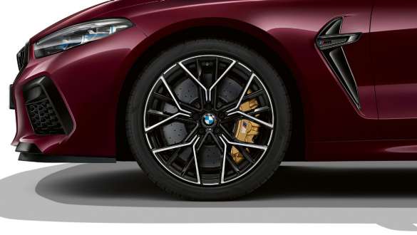 Тормоза M с изменяемыми настройками модели BMW M8 Competition Gran Coupe F93 BMW M8 Competition Gran Coupe F93 2020 МГ цвета Аметрин металлик из линейки BMW Individual, тормоза М с изменяемыми настройками, вид сбоку