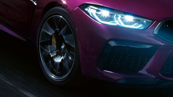 BMW M8 Competition Gran Coupe с адаптивной подвеской М F93 BMW M8 Competition Gran Coupe F93 2020 МГ цвета Аметрин металлик из линейки BMW Individual, адаптивная подвеска M, вид спереди крупным планом