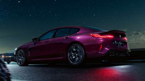 BMW M8 Competition Gran Coupe, вид сбоку с малой высоты F93 BMW M8 Competition Gran Coupe F93 2020 МГ цвета Аметрин металлик из линейки BMW Individual, система M xDrive, вид сбоку с малой высоты