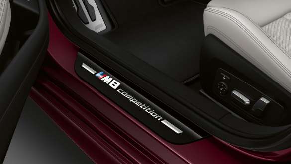 Порог дверного проема модели BMW M8 Competition Gran Coupe F93 Порог дверного проема с надписью «M8 Competition» модели BMW M8 Competition Gran Coupe F93 2020 МГ, интерьер