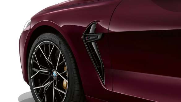 Боковая решетка М модели BMW M8 Competition Gran Coupe F93 BMW M8 Competition Gran Coupe F93 2020 МГ цвета Аметрин металлик из линейки BMW Individual, боковая решетка М, крупным планом