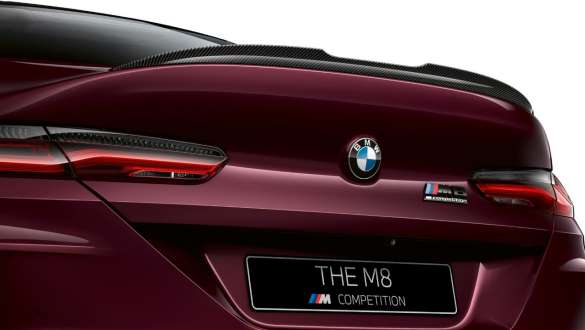 Задний спойлер М модели BMW M8 Competition Gran Coupe F93 BMW M8 Competition Gran Coupe F93 2020 МГ цвета Аметрин металлик из линейки BMW Individual, задний спойлер М, вид сзади крупным планом