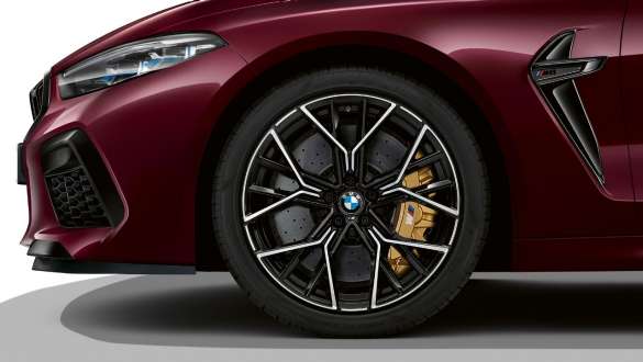 Легкосплавные колесные диски M модели BMW M8 Competition Gran Coupe F93 BMW M8 Competition Gran Coupe F93 2020 МГ цвета Аметрин металлик из линейки BMW Individual, легкосплавные колесные диски M, вид сбоку