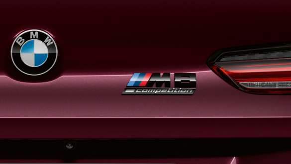 Надпись «M8 Competition», модель BMW M8 Competition Gran Coupe F93 BMW M8 Competition Gran Coupe F93 2020 МГ цвета Аметрин металлик из линейки BMW Individual, надпись «M8 Competition», вид сзади крупным планом
