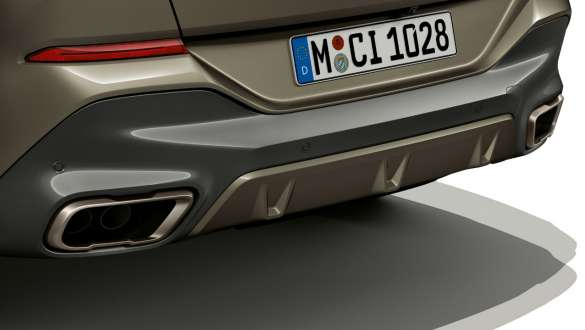 BMW X6 M50i, вид сзади, выхлопные патрубки спортивной системы выпуска М BMW X6 M50i, вид сзади с акцентом на выхлопные патрубки спортивной системы выпуска М