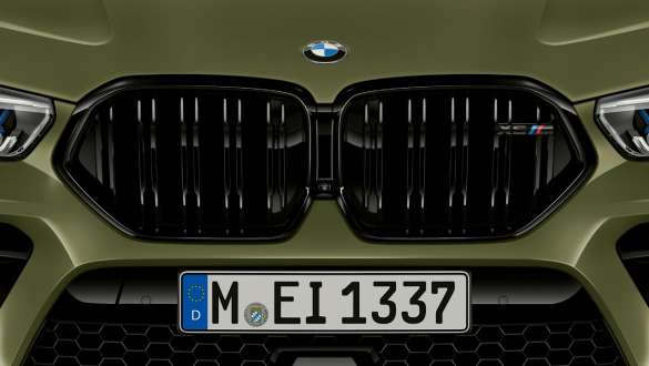 Решетка радиатора M модели BMW X6 M Competition Решетка радиатора M, BMW X6 M Competition F96 2020 МГ, специальное лакокрасочное покрытие зеленого цвета Urban из линейки BMW Individual, SUV, экстерьер