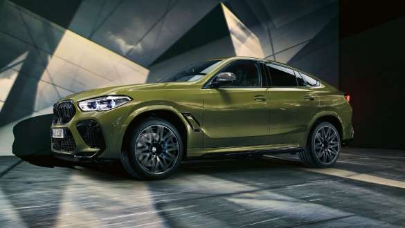 BMW X6 M Competition с системой M xDrive BMW X6 M Competition F96 SUV 2020 МГ с системой M xDrive, специальное лакокрасочное покрытие зеленого цвета Urban из линейки BMW Individual, SUV, вид сбоку