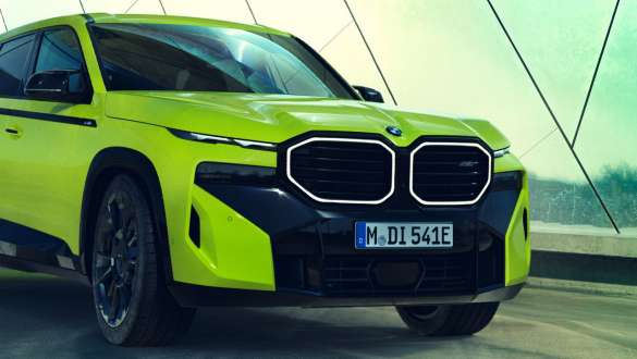 BMW XM 50e G09, вид спереди в три четверти BMW XM 50e G09, вид спереди в три четверти со стороны пассажира