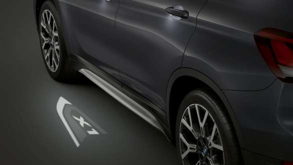 BMW X1 F48 LCI, светодиодная проекция “X1” BMW X1 F48 LCI, светодиодная проекция “X1” крупным планом.