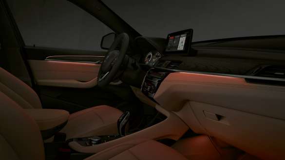 BMW X1 F48, LCI, пакет освещения BMW X1 F48 LCI, салон с включенным пакетом освещения