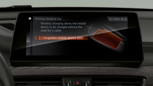 BMW X1 F48, телефония с возможностью беспроводной зарядки BMW X1 F48 LCI, салон, ассистент вождения Plus крупным планом, индикация и органы управления