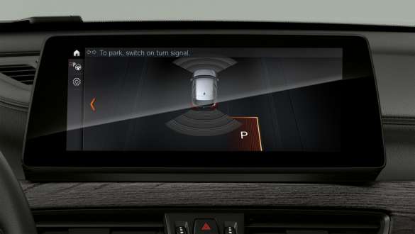 BMW X1 F48, ассистент парковки Plus, индикация и органы управления BMW X1 F48 LCI, салон, ассистент вождения Plus крупным планом, индикация и органы управления