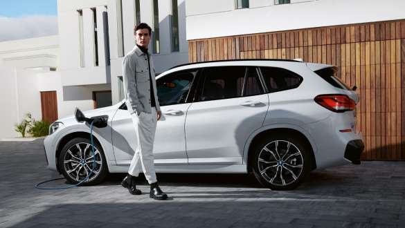 Подключаемый гибрид BMW X1 xDrive25e F48 LCI, вид сбоку при зарядке Подключаемый гибрид BMW X1 xDrive25e F48 LCI, вид сбоку при зарядке