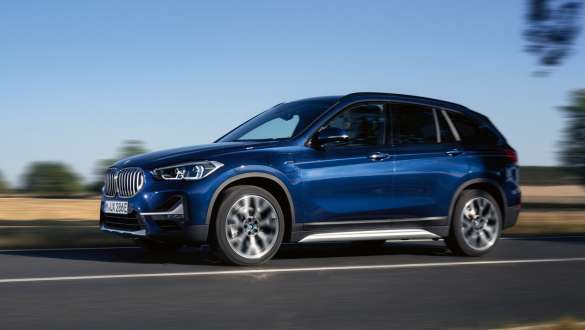 Подключаемый гибрид BMW X1 xDrive25e F48 LCI, вид сбоку в три четверти в движении Подключаемый гибрид BMW X1 xDrive25e F48 LCI, вид сбоку в три четверти в движении по улице