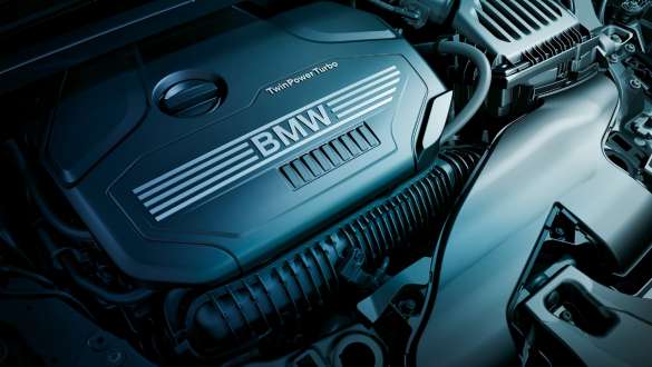 BMW X1 F48, 4-цилиндровый бензиновый двигатель BMW TwinPower Turbo BMW X1 F48 LCI, крупный план 4-цилиндрового бензинового двигателя BMW TwinPower Turbo
