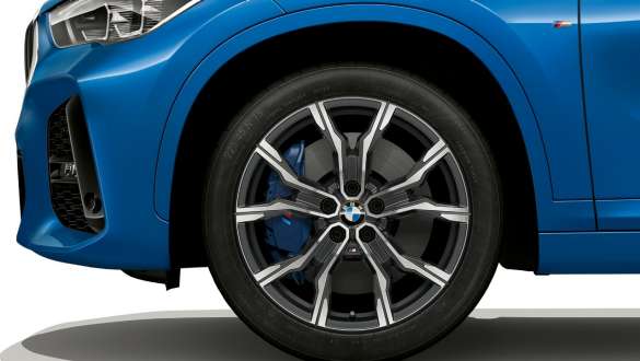 BMW X1 F48, многопоршневый тормозной суппорт BMW X1 F48 LCI, вид сбоку с крупным планом 19" легкосплавного диска с тормозной системой M Sport