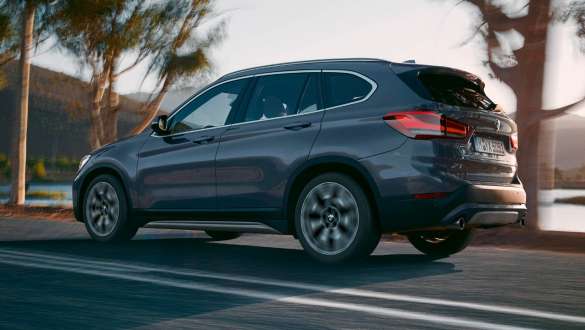 BMW X1 F48 вид сзади в три четверти BMW X1 F48 LCI, вид сзади в три четверти, в движении на фоне гор